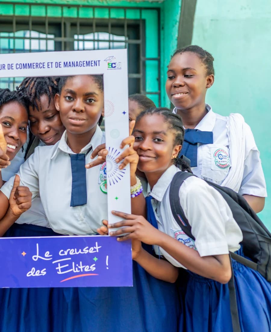 Étudiantes ISCM souriantes avec le cadre "Le creuset des Élites !" — Abidjan